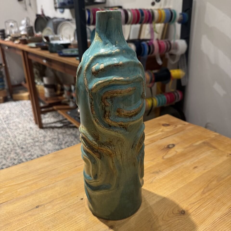 Kabartma Dokulu Seramik Vazo