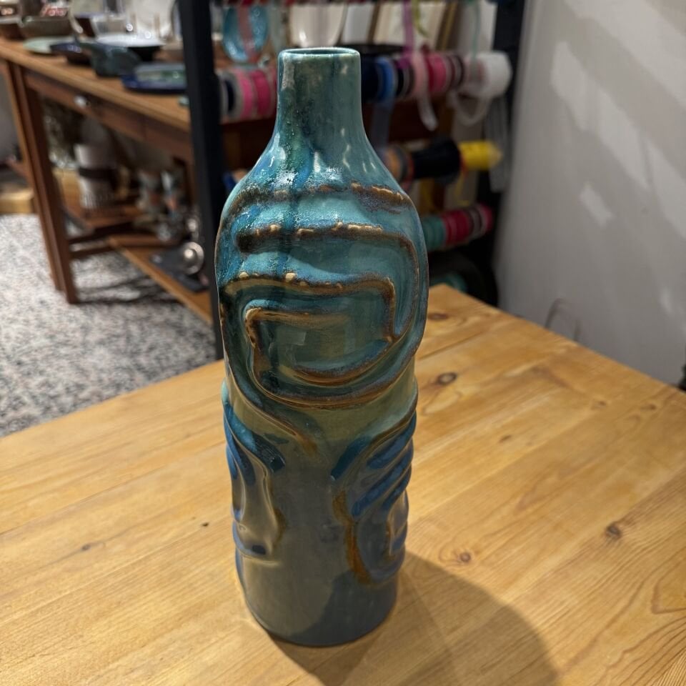 Kabartma Dokulu Seramik Vazo