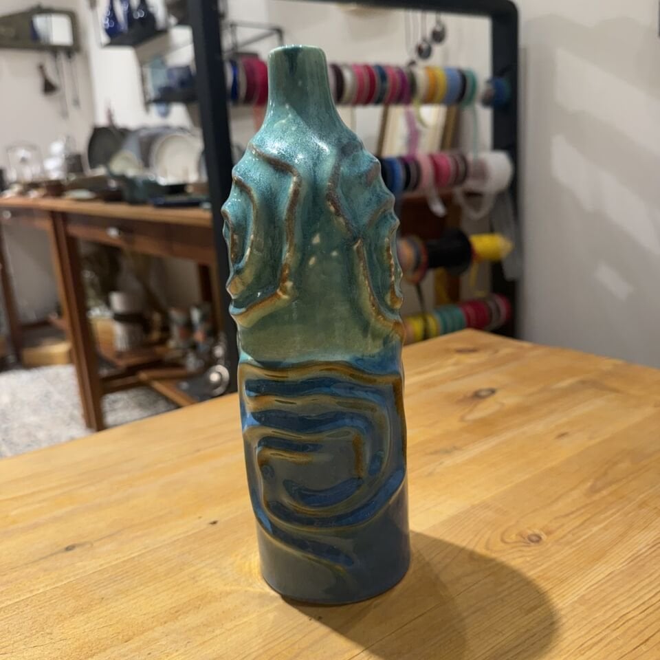 Kabartma Dokulu Seramik Vazo