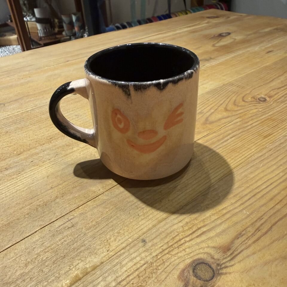 Göz Kırpan Figürlü Renkli Seramik Kupa