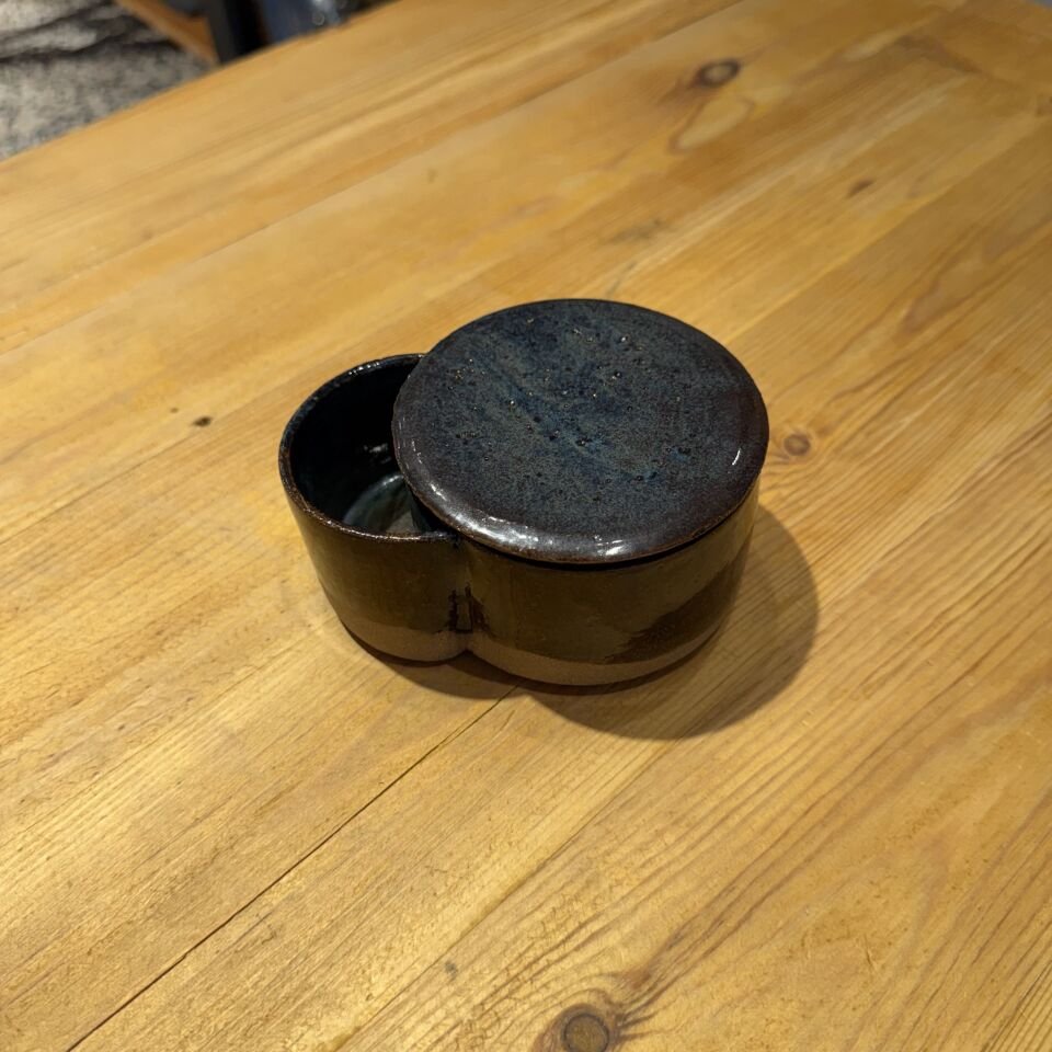 Akıtma Sırlı Seramik Kap