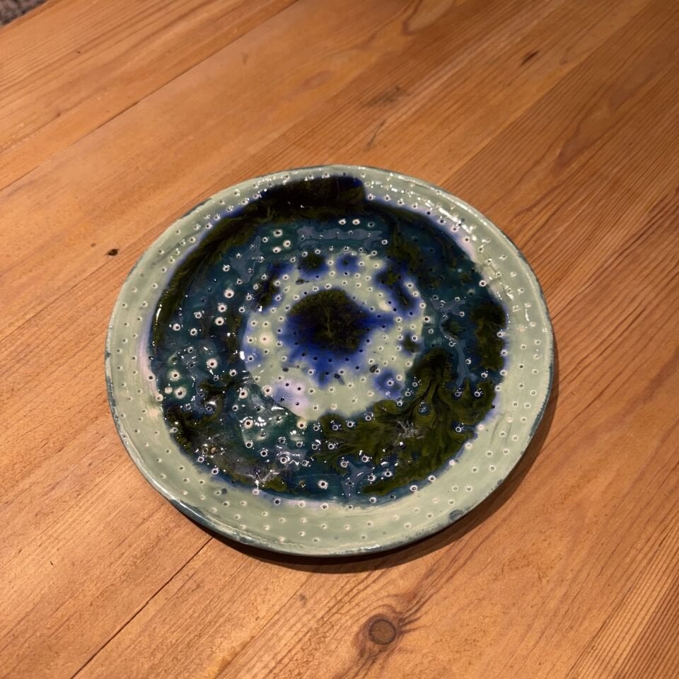 Nokta Kabartmalı Modern Seramik Tabak