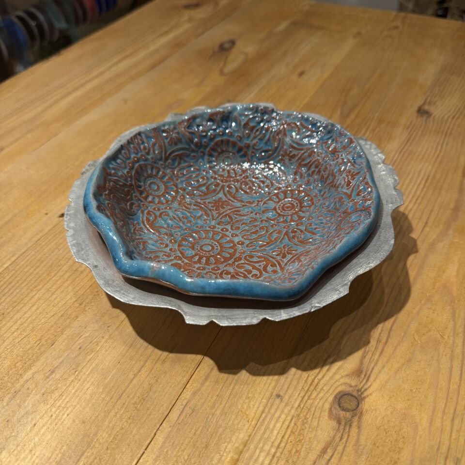 Bakır Kaideli Rölyefli Seramik Tabak