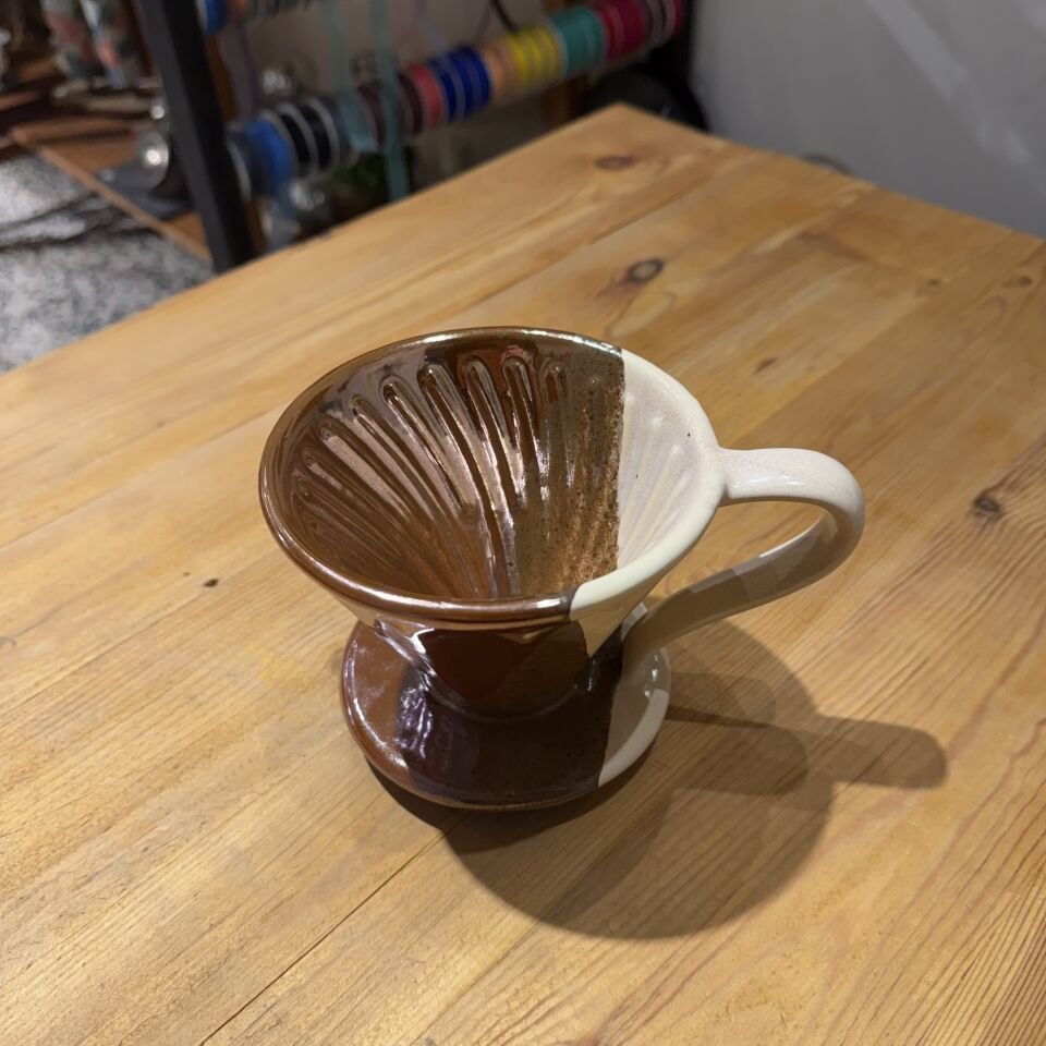 Toprak ve Krem Dokulu Seramik V60