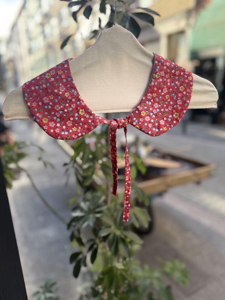 Çiçekli Çift Taraflı Yaka