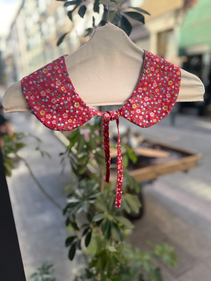 Çiçekli Çift Taraflı Yaka